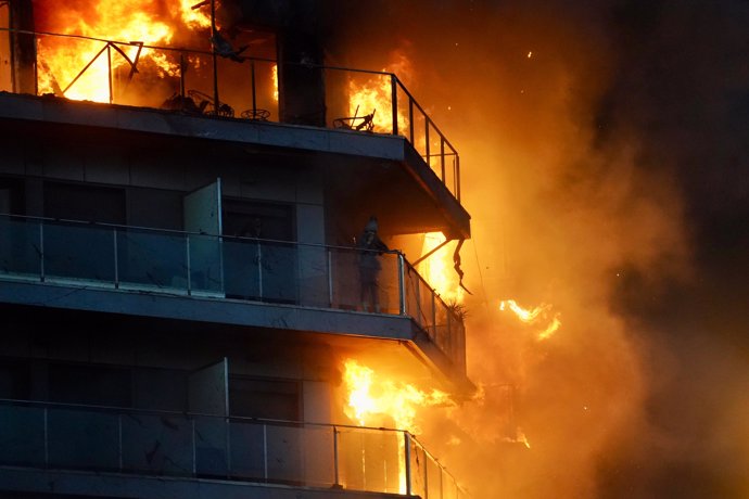 Una persona en un balcón del edificio en llamas, en el barrio de Campanar, a 22 de febrero de 2024, en Valencia, Comunidad Valenciana (España)