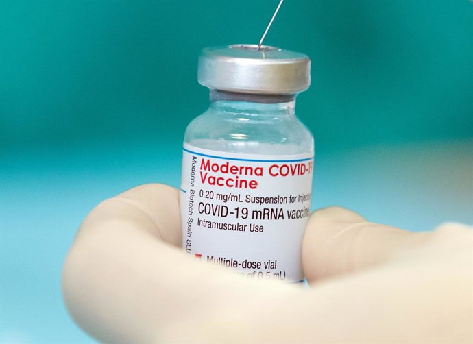 Archivo - FILED - 16 April 2021, North Rhine-Westphalia, Bielefeld: A nurse holds a vial of Moderna vaccine against coronavirus. Photo: Friso Gentsch/dpa