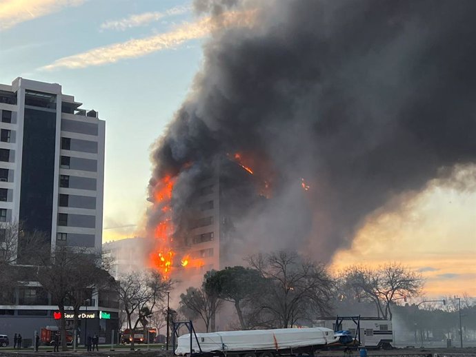 Imagen del edificio en llamas