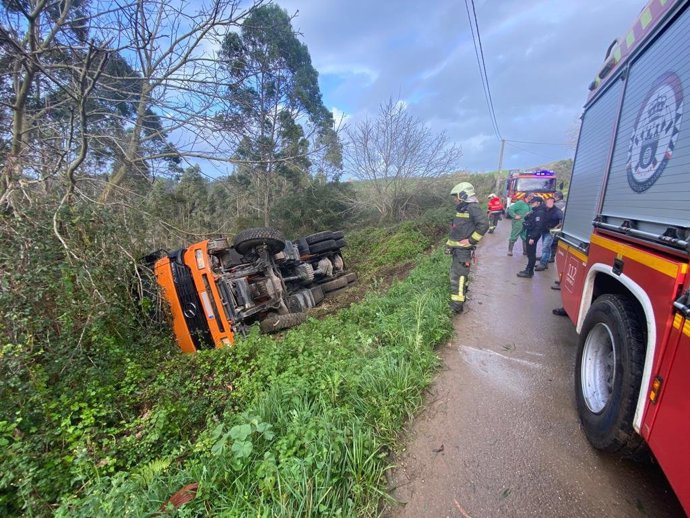 Herido leve un camionero en Ruiseñada que ha tenido que ser excarcelado de la cabina por los bomberos