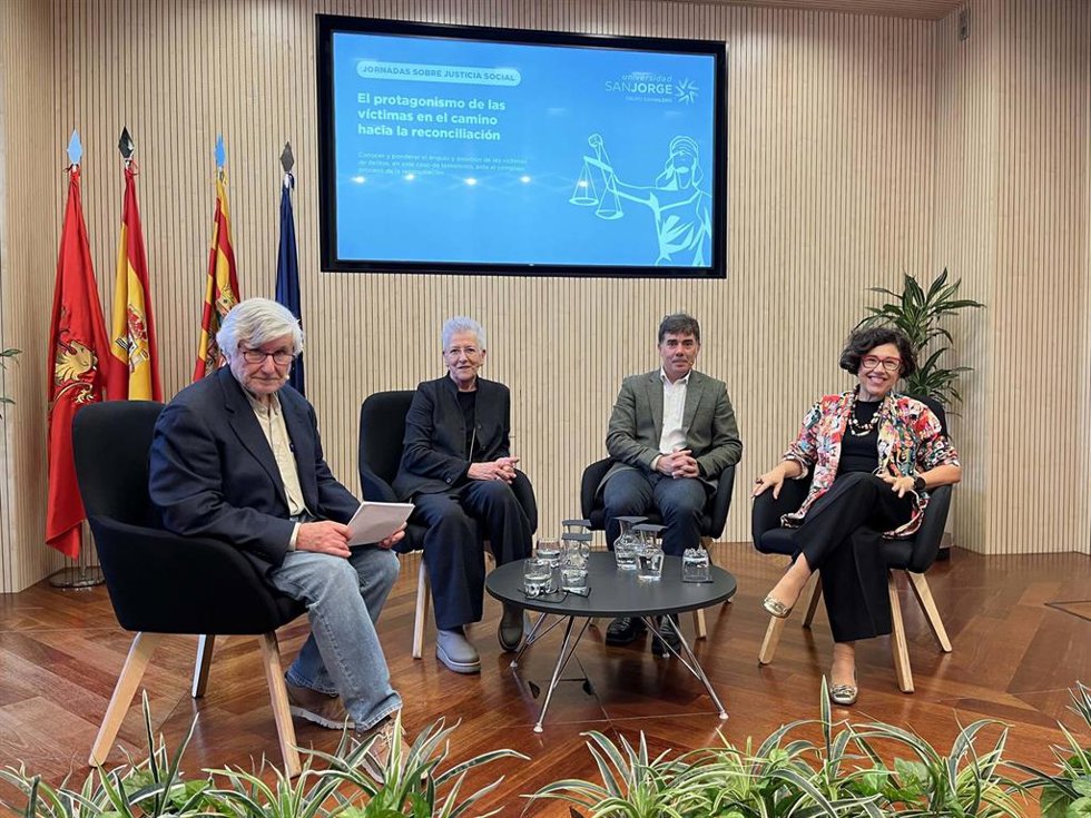 Maixabel Lasa, junto con el docente de la USJ Ignacio Lasierra, y los abogados Eduardo Santos Itoiz y Begoña Castilla.