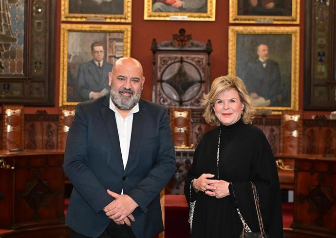 El alcalde de Palma, Jaime Martínez, y la coleccionista y presidenta de la Fundación que lleva su nombre, Ella Fontanals-Cisneros.