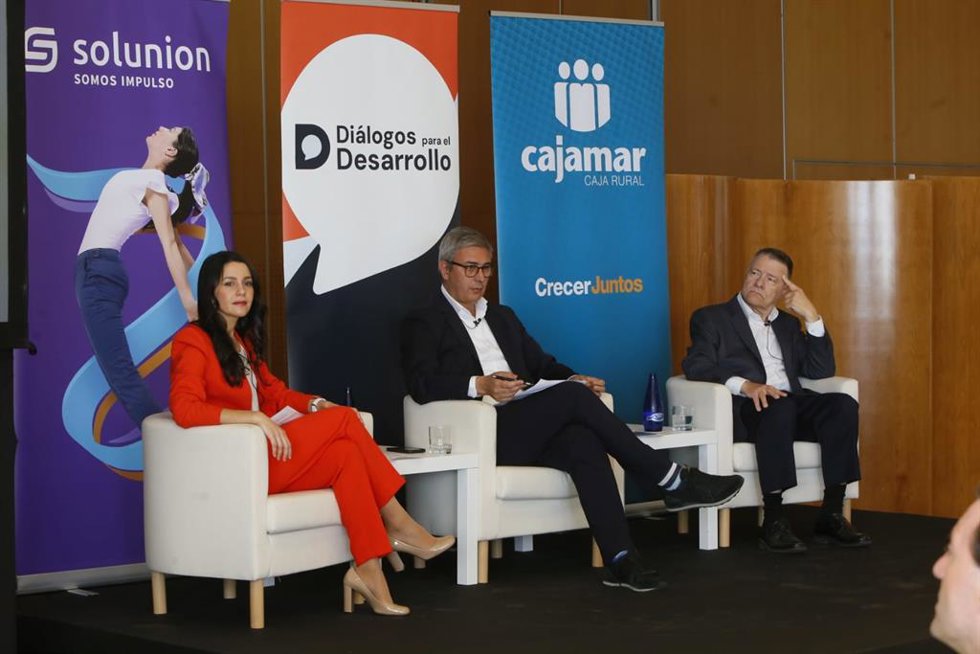 Inés Arrimadas y Jordi Sevilla en el encuentro de Diálogos para el Desarrollo celebrado en Córdoba.