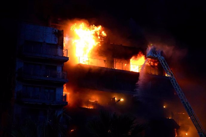 Imagen del incendio del edificio en Campanar