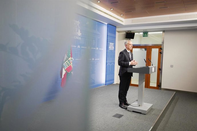 El Lehendakari, Iñigo Urkullu, comparece ante los medios de comunicación, en la sede de Lehendakaritza, a 22 de febrero de 2024, en Vitoria, Álava, País Vasco (España). El motivo de la comparecencia es anunciar que las elecciones vascas se celebrarán el