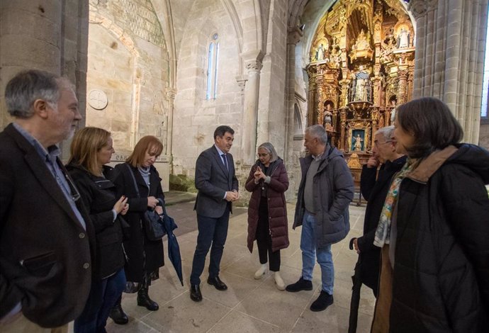El conselleiro de Cultura, Román Rodríguez, visita el Panteón de los Galegos Ilustres, en Santiago, para revisar el estado del edificio por las humedades