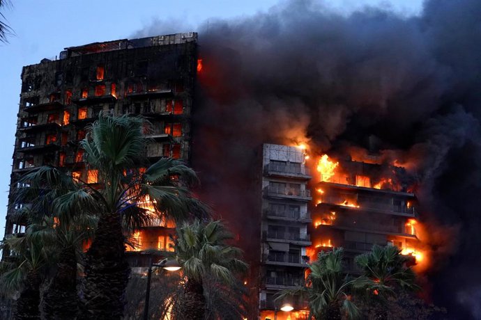 Las llamas devoran un edificio en el barrio de Campanar, a 22 de febrero de 2024, en Valencia, Comunidad Valenciana (España). Un incendio de grandes dimensiones ha arrasado un edificio de 14 plantas en el barrio valenciano de Campanar. El fuego, origina