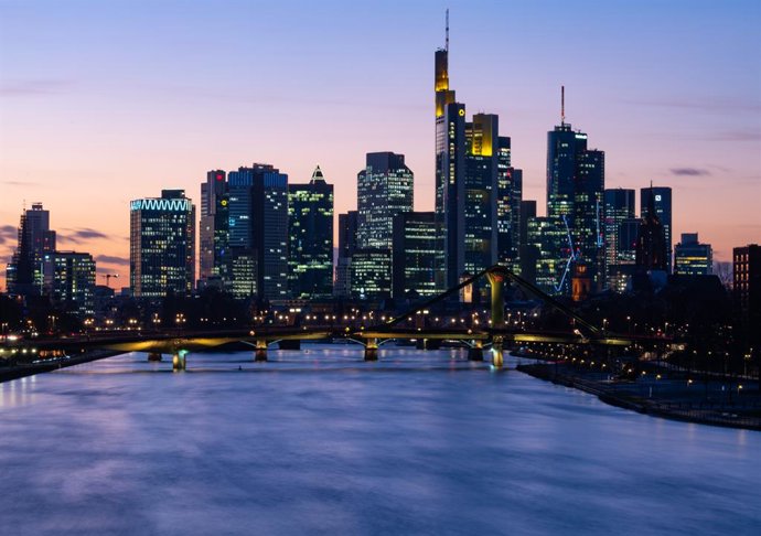 Archivo - 07 February 2022, Hessen, Frankfurt/Main: The skyline of Frankfurt am Main glows in the last light of day. Photo: Boris Roessler/dpa