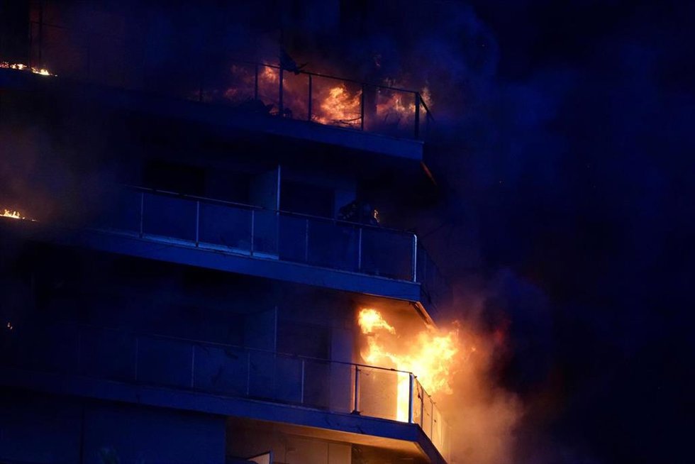 Imagen del edificio incendiado en Campanar