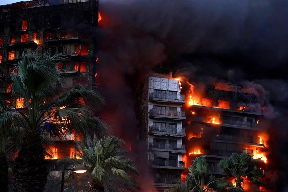 Las llamas devoran un edificio en el barrio de Campanar, a 22 de febrero de 2024, en Valencia, Comunidad Valenciana (España). 