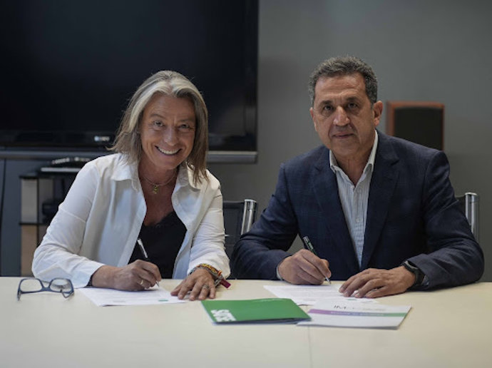 Isabel Albás y Mohamedi Mohamed firman el acuerdo.
