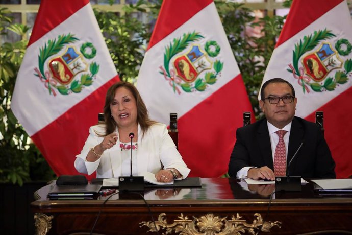 Archivo - Archvio - La presidente de Perú, Dina Boluarte, junto al primer ministro, Alberto Otárola.