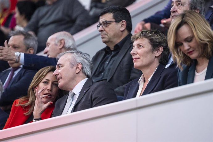 El presidente del Gobierno de Aragón, Jorge Azcón (2i)  la ministra de Educación y FP, Pilar Alegría (2d), y la alcaldesa de Zaragoza, Natalia Chueca, en el partido de baloncesto de la Selección Española contra Letonia, en el Pabellón Príncipe Felipe.