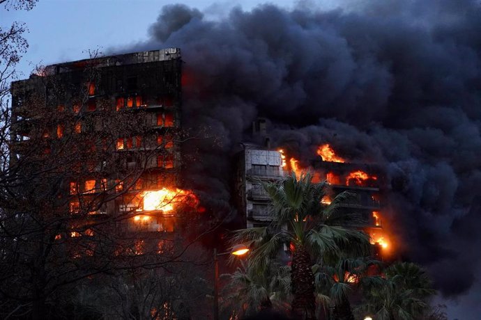 Las llamas devoran dos edificios en el barrio de Campanar en Valencia.