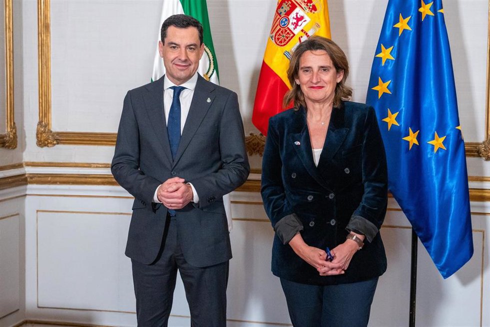 El presidente de la Junta de Andalucía, Juanma Moreno (i) en la reunión mantenida en el día de hoy con la vicepresidenta tercera del Gobierno de España y ministra para la Transición Ecológica y el Reto Demográfico, Teresa Ribera (d), a 22 de febrero d 2