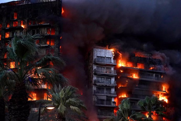 Les flames devoren un edifici al barri de Campanar, a 22 de febrer del 2024, a València, Comunitat Valenciana (Espanya). 