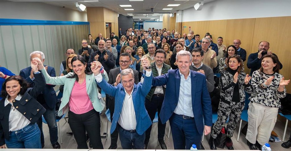 La secretaria general del PPdeG, Paula Prado, el presidente de la gestora provincial de Ourense, Luis Menor, y el líder del PPdeG, Alfonso Rueda.