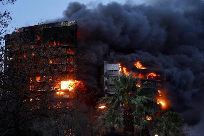 Imatge de l'incendi de l'edifici de Campanar
