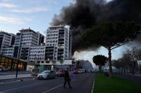 Emergencias habilita hoteles para albergar a vecinos desalojados por el incendio de Campanar