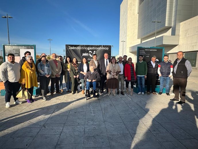 El alcalde de Jaén, Agustín González, ha asistido a la inauguración en la explanada de El Corte Inglés de la exposición 'Jaén, destino gastronómico', una muestra de 40 fotografías.