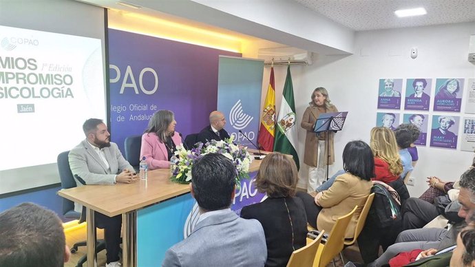 La delegada territorial de Salud y Consumo en Jaén, Elena González, ha participado en la primera edición de los premios 'Compromiso con la Psicología'.