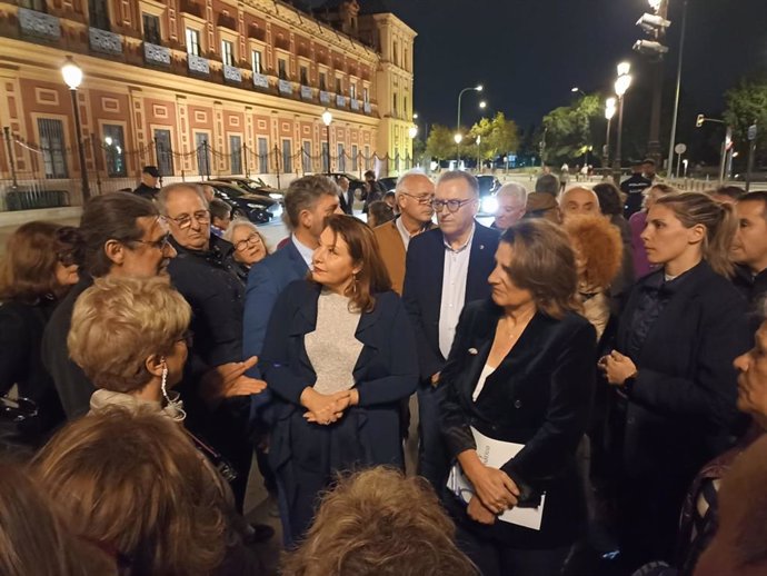 Carmen Crespo y Teresa Ribera (centro) hablan con los portavoces de Únidos por el Agua', ante el Palacio de San Telmo.