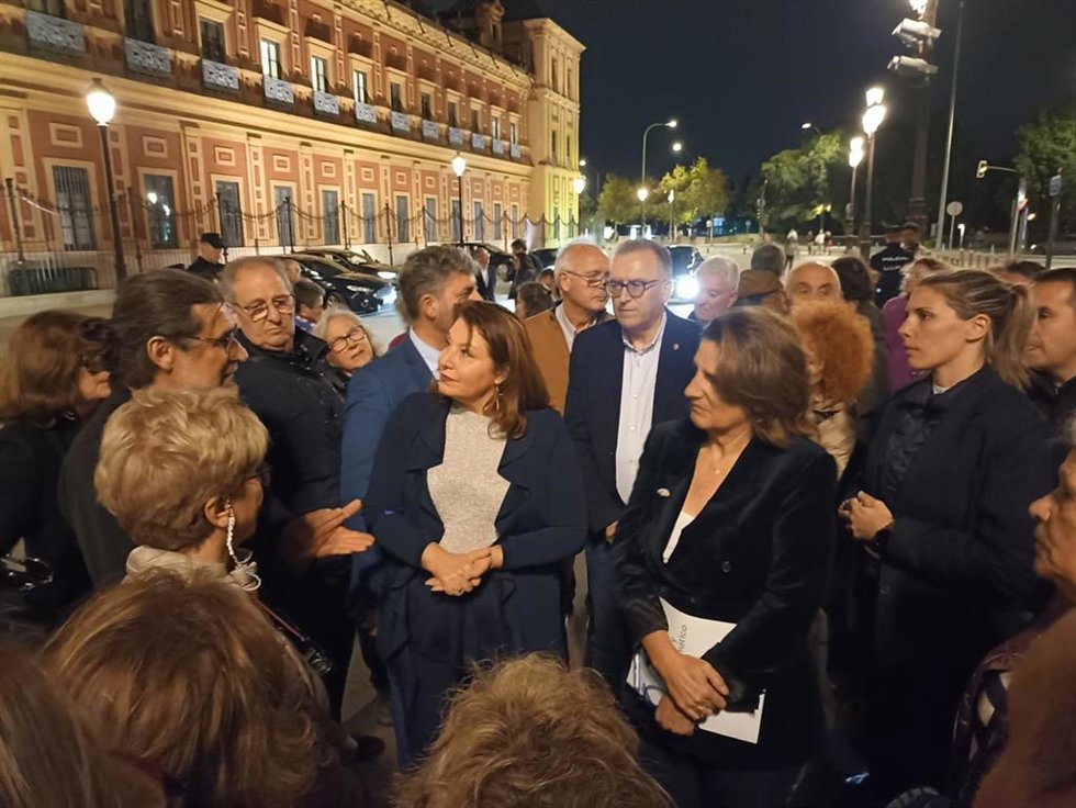 Carmen Crespo y Teresa Ribera (centro) hablan con los portavoces de Únidos por el Agua', ante el Palacio de San Telmo.