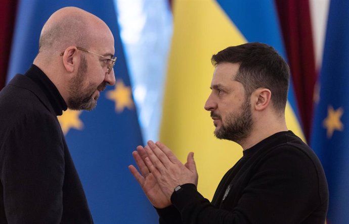 Archivo - El presidente del Consejo Europeo, Charles Michel, junto al presidente de Ucrania, Volodimir Zelenski, durante un encuentro en Kiev, en febrero de 2023.