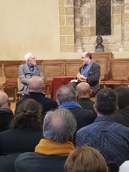 Los escritores Luis Mateo Díez (izda) y Ernesto Pérez Zúñiga, durante el diálogo sobre Machad