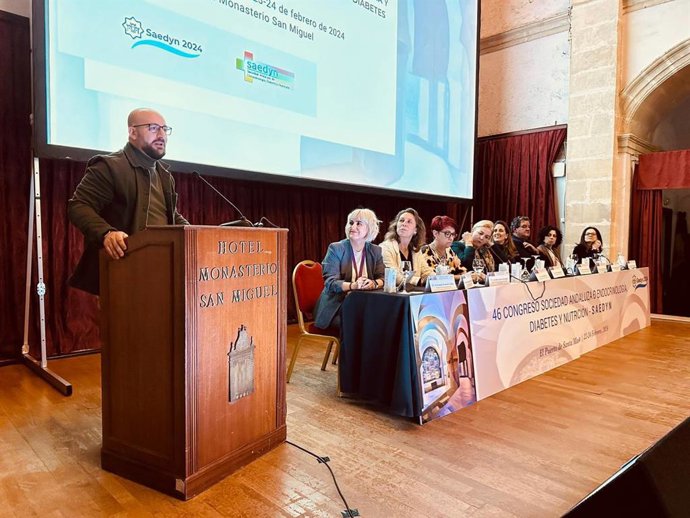 El alcalde de El Puerto de Santa María (Cádiz), Germán Beardo, ha dado la bienvenida a los profesionales sanitarios que participan hasta el sábado en el congreso anual de la Sociedad Andaluza de Endocrinología, Diabetes y Nutrición (Saedyn).