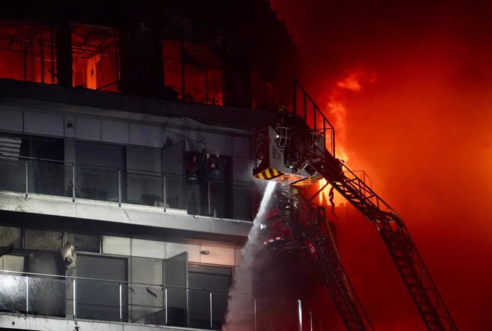 Un bomber treballant en l'incendi de Campanar, a València. 