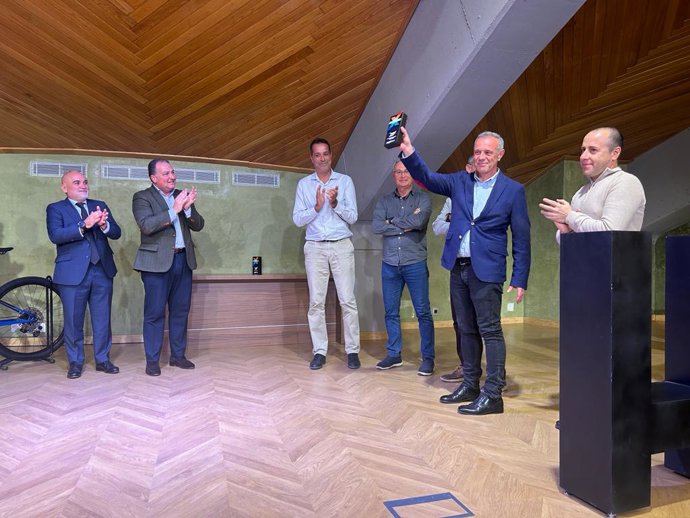 Uno de los premiados durante la gala de presentación de la Huex Extrema.