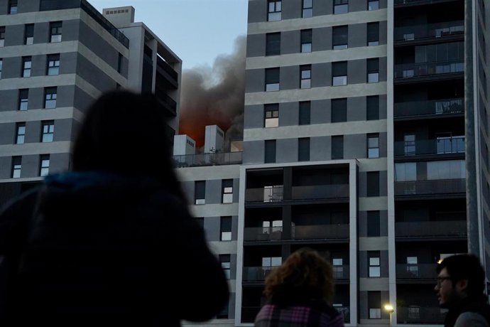 Parte trasera del edificio en llamas, en el barrio de Campanar, a 22 de febrero de 2024, en Valencia