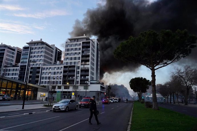 Parte trasera del edificio en llamas, en el barrio de Campanar, a 22 de febrero de 2024, en Valencia