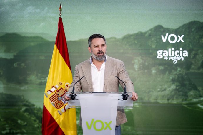 El presidente de Vox, Santiago Abascal, comparece durante el seguimiento de la jornada electoral de los comicios autonómicos de Galicia, en la sede nacional de Vox, a 18 de febrero de 2024, en Madrid (España). Todos los gallegos han sido llamados a las ur