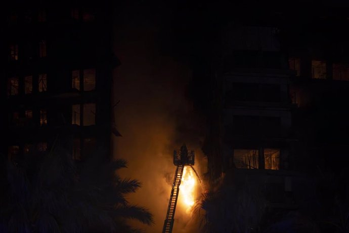 Bomberos sofocan el incendio en Campanar
