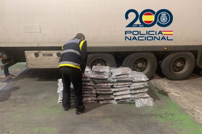 A prisión el conductor de un camión que circulaba por la A-7 con 100 kilos de marihuana en la cabina