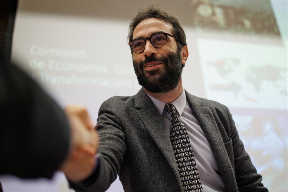 El ministro de Economía, Comercio y Empresa, Carlos Cuerpo, saluda a su llegada a la Comisión de Economía, Comercio y Transformación Digital, en el Congreso de los Diputados, a 31 de enero de 2024, en Madrid (España).