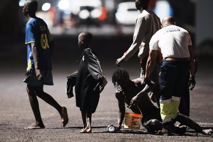 Archivo - Varias personas a su llegada al muelle de La Restinga, a 4 de noviembre de 2023, en El Hierro, Islas Canarias (España). Salvamento Marítimo ha rescatado durante la madrugada de hoy un total de cuatro cayucos en aguas cercanas a la isla de El H