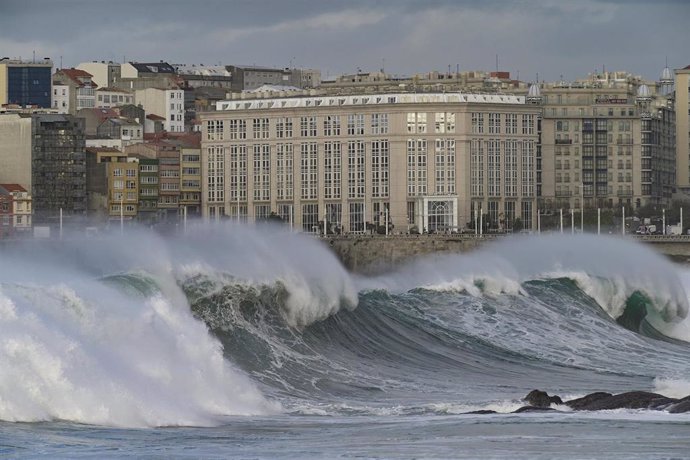 Archivo - Olas superiores a 8 metros en Playas de Riazor y Orzán, en A Coruña, Galicia (España).