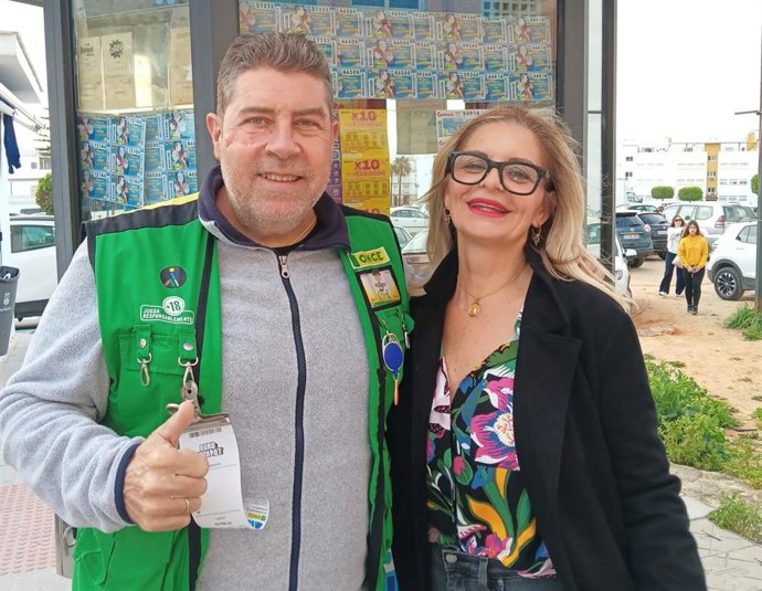 Bienvenido Suárez, vendedor de la ONCE, junto a la vecina de Barbate premiada con 140.000 euros.