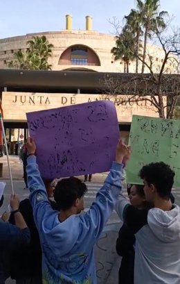 Protesta de la comunidad del IES Tartessos ante la Consejería