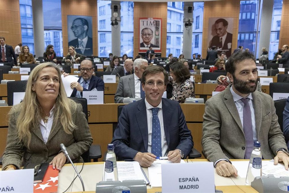 (I-D) La consejera de Economía, Hacienda y Empleo, Rocío Albert; el alcalde de Madrid, José Luis Martínez-Almeida, y el ministro de Economía, Carlos Cuerpo, atienden a los medios durante la presentación de la candidatura de Madrid para albergar la AMLA