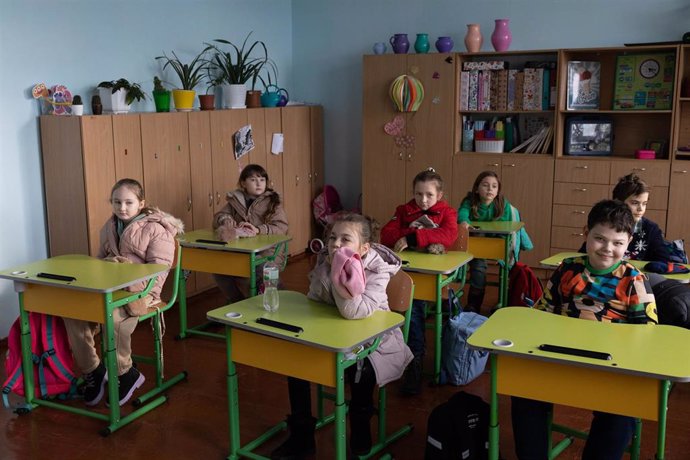 Archivo - Niños en un colegio de la provincia de Kiev.