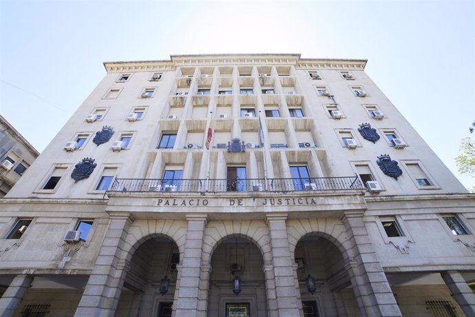 Archivo - Fachada principal de la Audiencia Provincial de Sevilla , en imagen de archivo. 