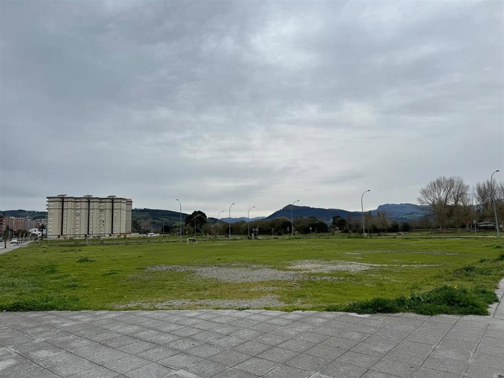 Laredo cede dos parcelas al Gobierno para construir unas 60 viviendas para alquiler asequible