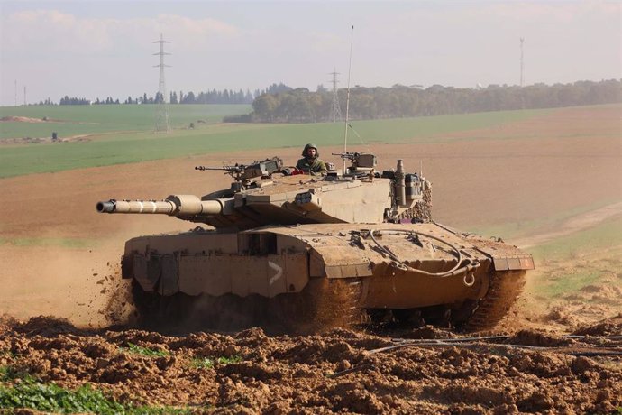 Archivo - Un carro de combate del Ejército de Israel cerca de la Franja de Gaza (archivo)