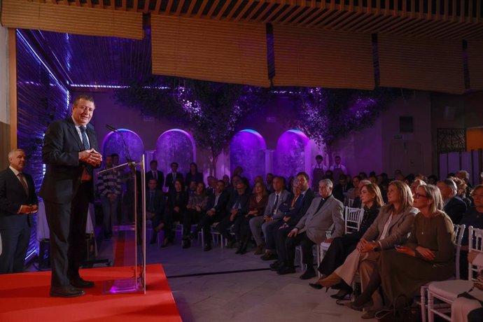 El presidente de la Diputación de Sevilla, Javier Fernández, en la V Gala de la Escuela Superior de Hostelería