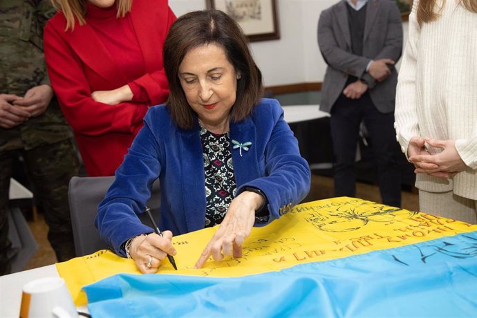 La ministra de Defensa, Margarita Robles, firma la bandera de Ucrania durante su visita a la Residencia Militar de Acción Social de Descanso 'La Plana', a 2 de febrero de 2023, en Castellón, Comunidad Valenciana (España).