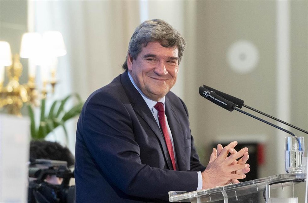 El ministro para la Transformación Digital y de la Función Pública, José Luis Escrivá, interviene durante un desayuno informativo organizado por Nueva Economía Fórum, en el Hotel Mandarin Oriental Ritz, a 23 de febrero de 2024, en Madrid (España).